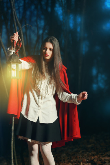 在一盞燈黑暗森林里的小紅帽圖片