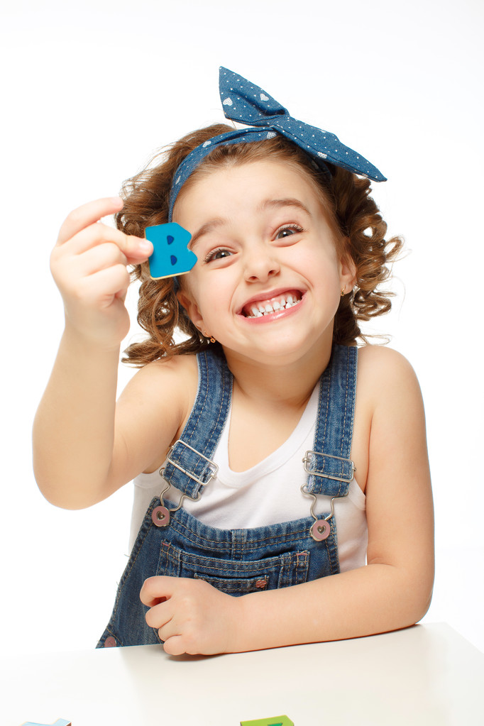 小女孩在玩在字母表中。显示字母 b 小女孩在玩在字母表中。显示字母 b