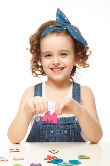 小女孩在玩在字母表中。顯示字母 m