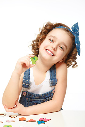 小女孩在玩在字母表中。显示字母 p