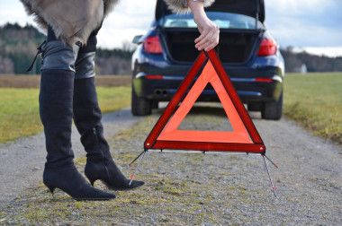 女孩和三角警示