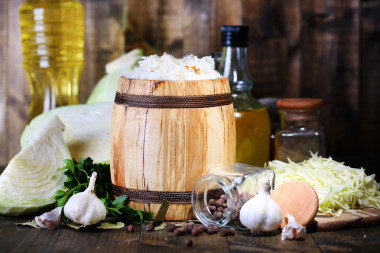 新鮮和腌制白菜 （酸菜） 木桶、 木桌背景組成