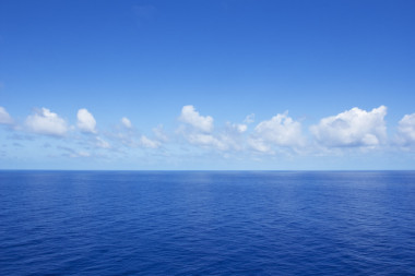 平靜充滿活力的藍色的海洋