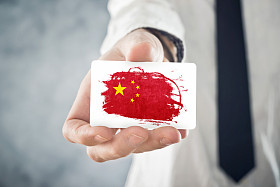 中国商人拿着印有中国国旗的名片