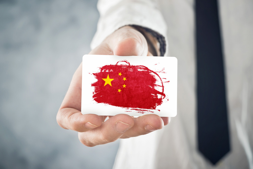 中国商人拿着印有中国国旗的名片