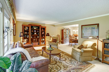 客厅和饭厅。打开墙上的设计理念