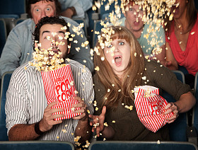 害怕的夫妇溢爆米花图片