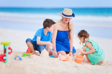 母親和孩子們?cè)诤┥贤嫠D片