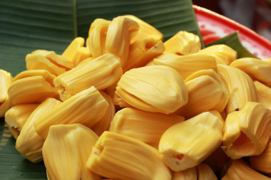 在市場(chǎng)中的托盤上的菠蘿蜜
