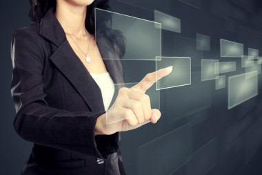 虛擬媒體按鍵的女商人