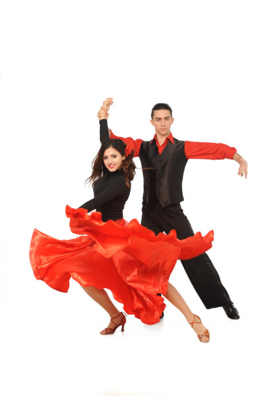 美麗的夫婦在活躍的舞廳舞