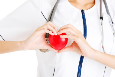 在她的手中的心的年轻护士图片