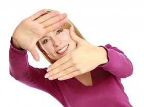 女人做框架标志照片