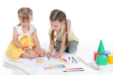 兩姐妹在冊頁上繪制.圖片