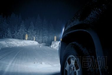 危險(xiǎn)冬季道路圖片