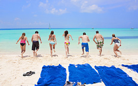 运行到海洋的成年人