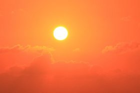红色的夕阳和天空背景图片