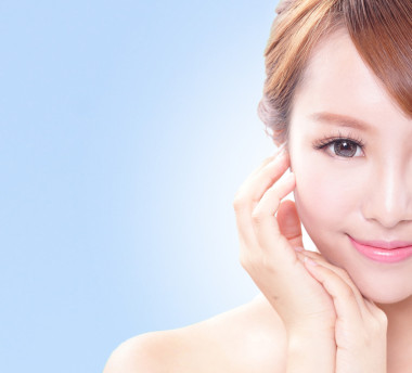 美丽的脸和完美肌肤的女人照片