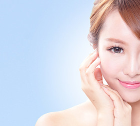 美丽的脸和完美肌肤的女人照片