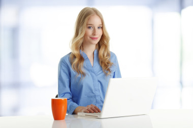 美麗的女人，與筆記本電腦和杯子