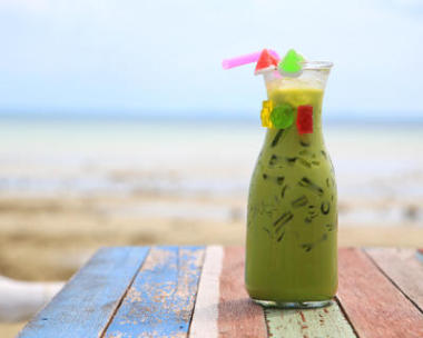 在桌子上的冰綠茶果凍照片