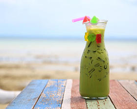 在桌子上的冰绿茶果冻照片