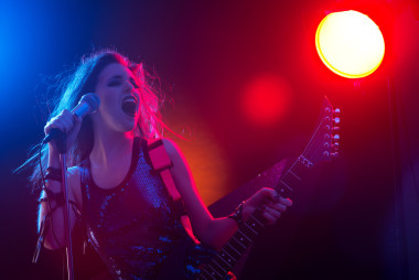 十幾歲的年輕明星在舞臺上