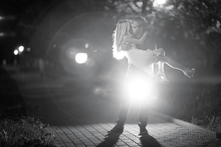 在公園里的情侶