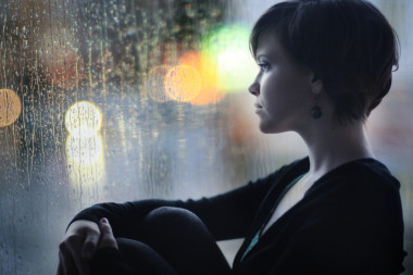傷心的女孩，在窗臺(tái)上看著窗外