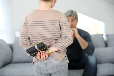 送禮給爸爸的女孩圖片