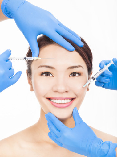 美麗的女人在她的臉上獲取美容注射