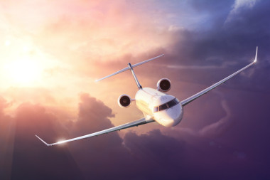 飛機(jī)在天空的晚霞圖片