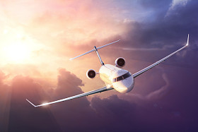 飞机在天空的晚霞图片