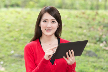 使用键盘的女人