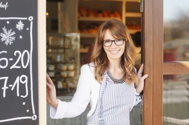 女人站在咖啡店前