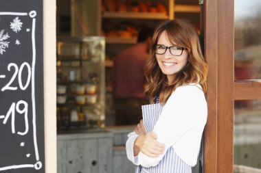 女人站在咖啡店前