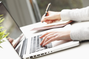 女商人的手的特写镜头