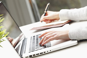 女商人的手的特写镜头