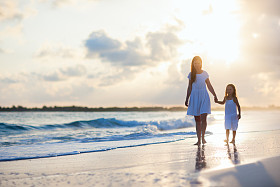 日落时家庭照片