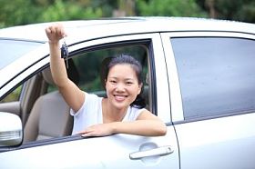 司机拿着从那辆车的钥匙图片