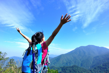 女子登山者尋找到曠野照片