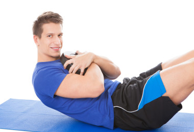 年輕人做仰臥起坐圖片