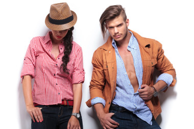 俯視時(shí)她的男友的女人在擺姿勢(shì)