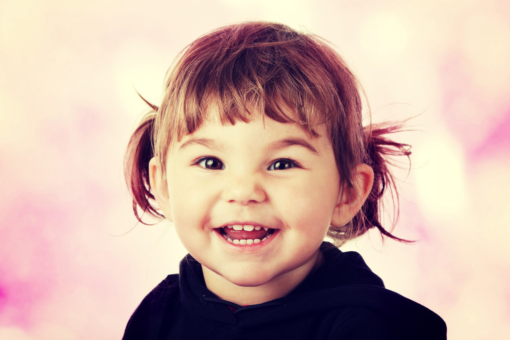 2 岁小女孩图片