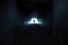 那人很快通过向灯光隧道图片