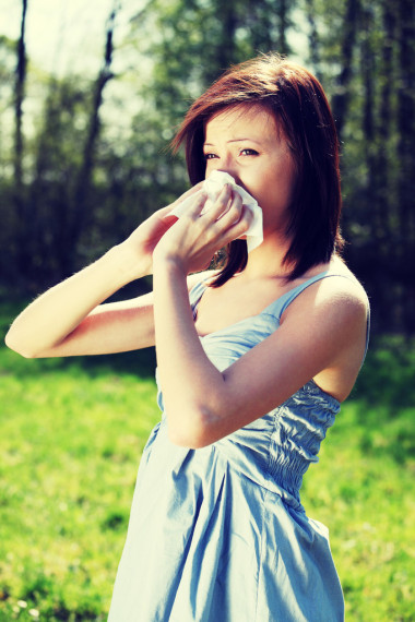 過(guò)敏的年輕女子在擦她的鼻子