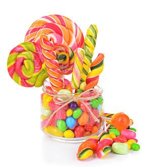 不同的多彩水果糖果在孤立的白色衬底上的罐子