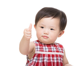大拇指亚洲初生女婴图片