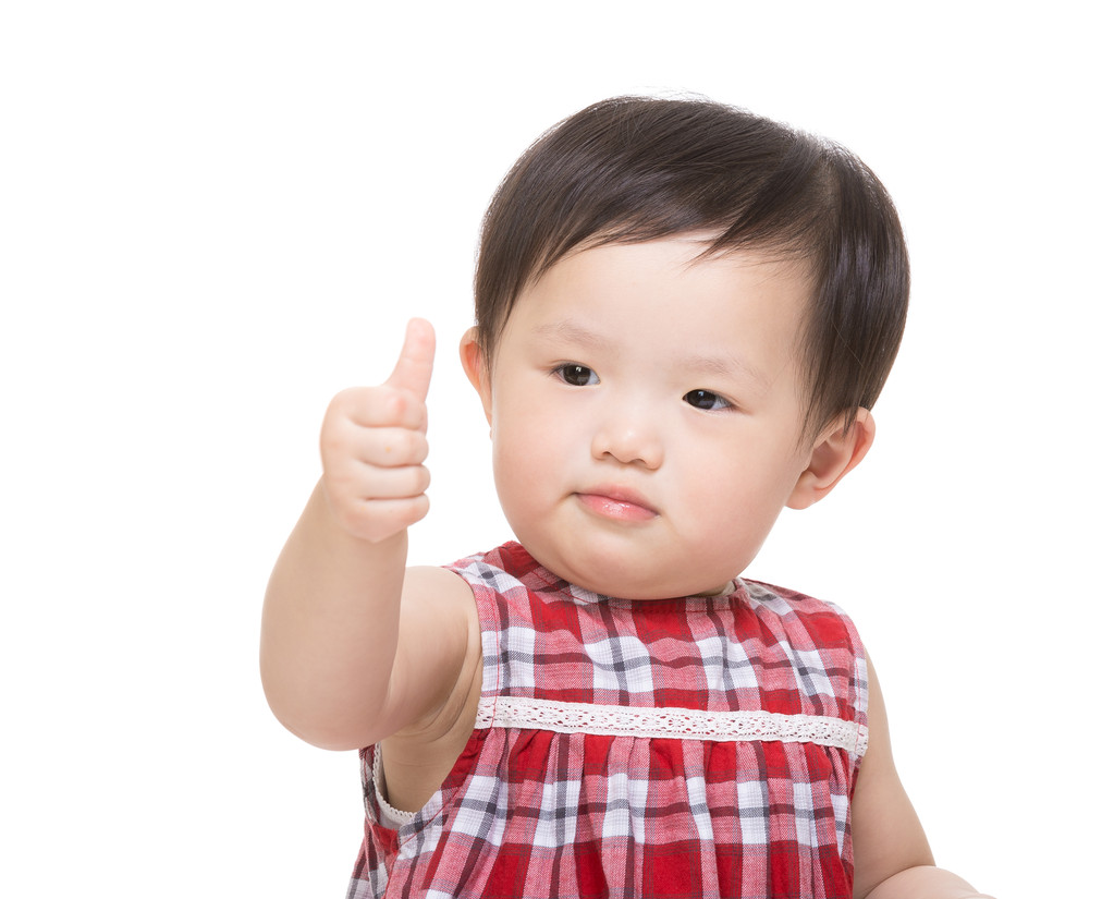 大拇指亚洲初生女婴图片