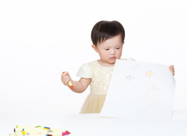 看着这幅画的亚洲女婴